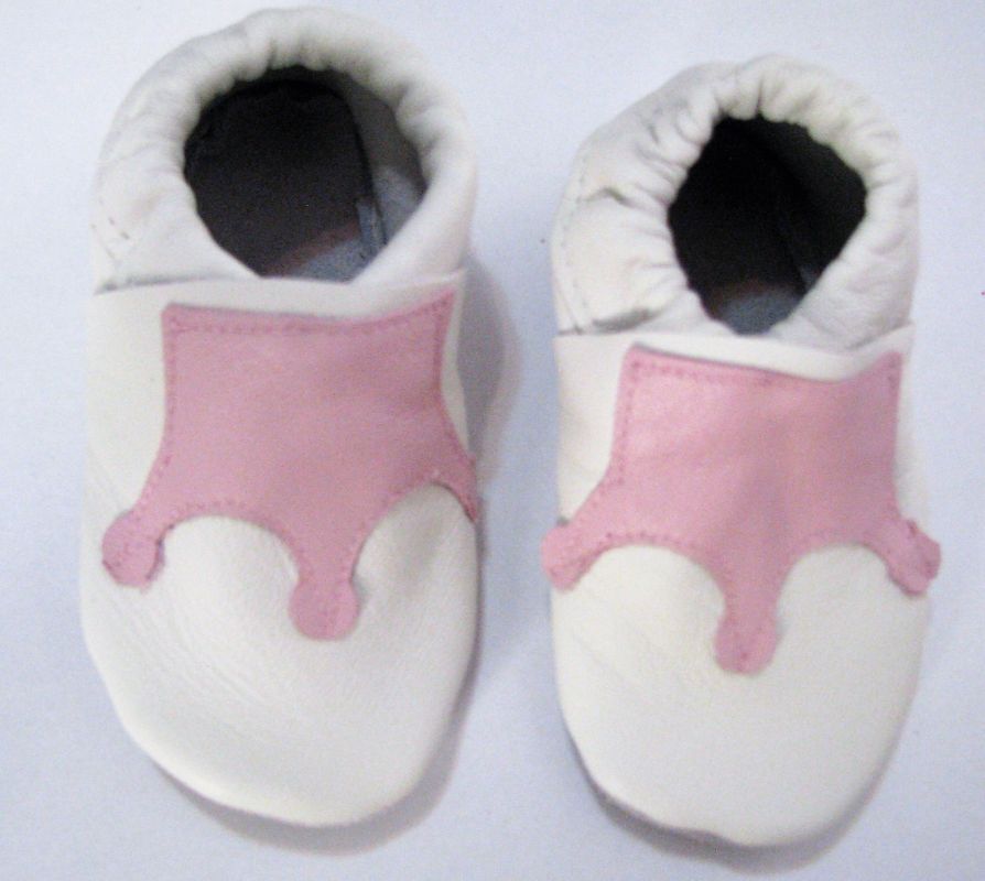 Capáčky Menu baby shoes - bílé s růžovou korunou