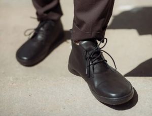 Kotníkové barefoot boty Angles Atlas black na noze