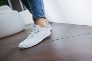 Barefoot kožené boty Be Lenka Royale - white & beige na noze